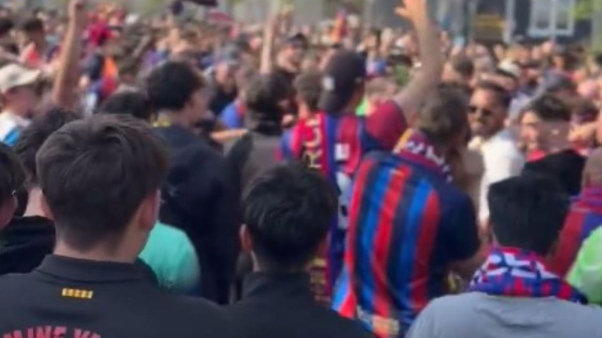 Twitter / x.com/kuczer13 / Na zdjęciu: fani podczas fety mistrzowskiej FC Barcelony
