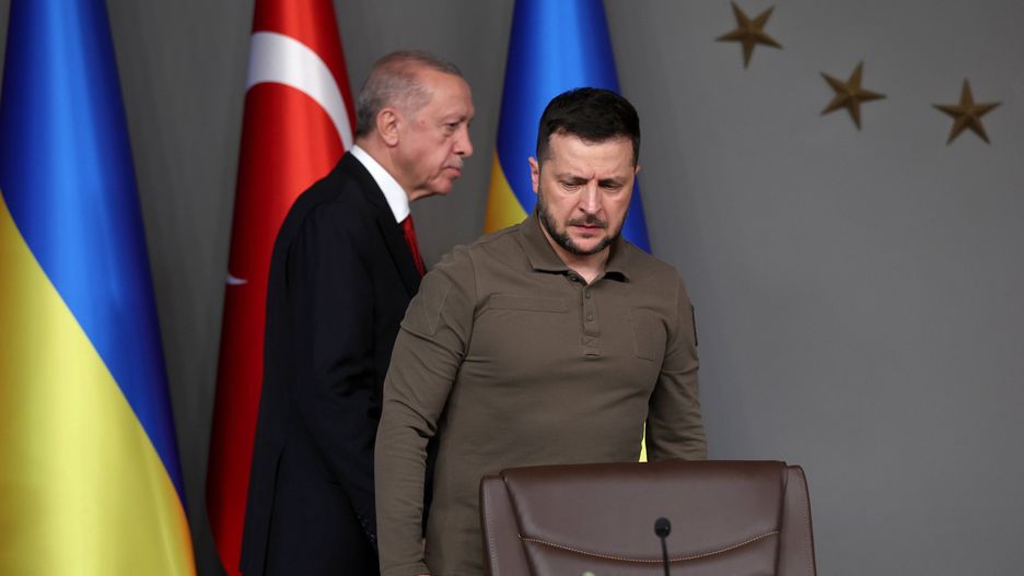 Ukrainian President Zelensky and Turkish President Erdogan joint press conference in Istanbul
epa10733247 Turkey's President Recep Tayyip Erdogan (L) and Ukraine's President Volodymyr Zelensky arrive for a joint press conference following their meeting in Istanbul, Turkey, 07 July 2023.  EPA/TOLGA BOZOGLU 
Dostawca: PAP/EPA.
TOLGA BOZOGLU