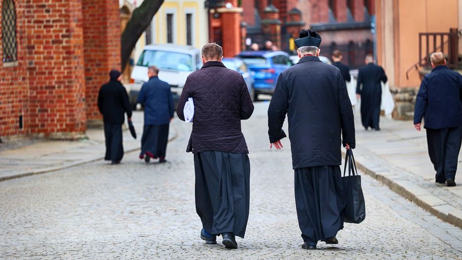 Coraz mniej księży