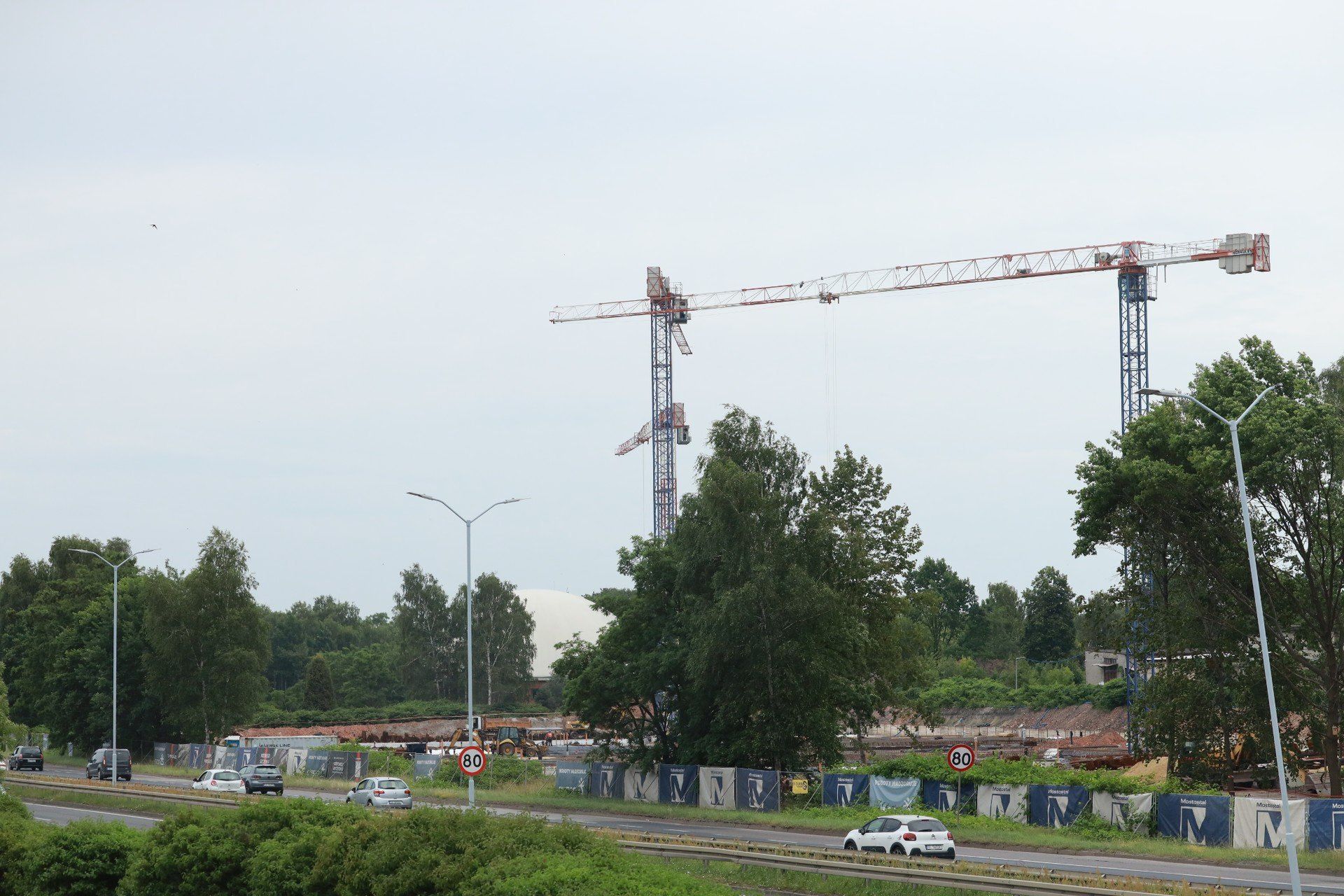 Zainstalowano żurawie wieżowe, umożliwiające realizację kolejnych etapów konstrukcji żelbetowej nadziemia.
