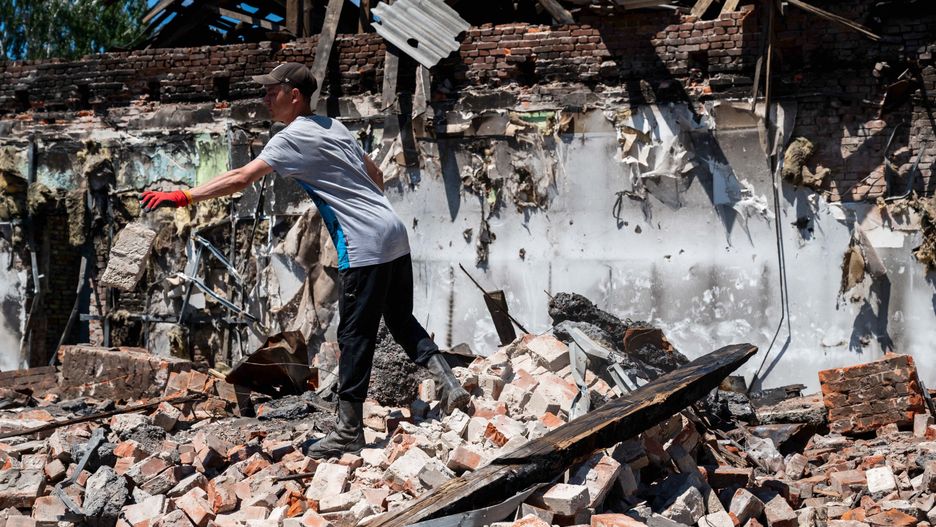 Ochtyrka, Ukraina, 06.06.2022. Zniszczenia w miejscowości Ochtyrka na Ukrainie, 6 bm. Trwa inwazja Rosji na Ukrainę. (sko) PAP/Viacheslav Ratynskyi
