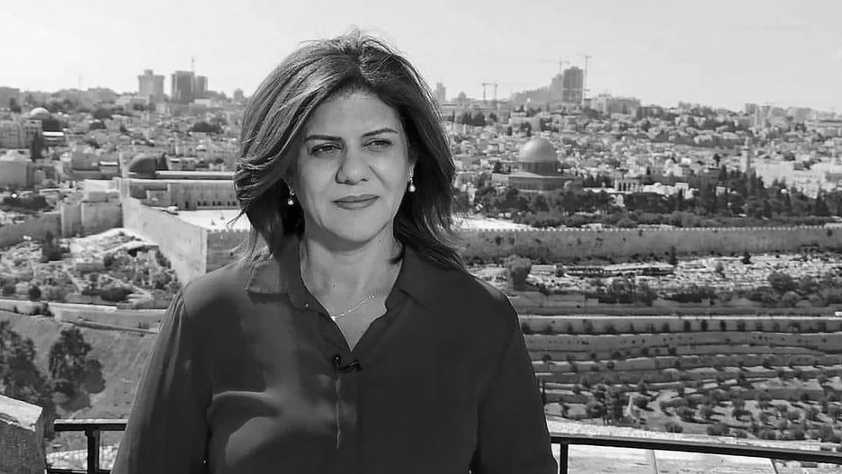 Al Jazeera journalist Shireen Abu Akleh killed in Jeninepa09939255 An undated handout photo made available by Al Jazeera network on 11 May 2022 showing Al Jazeera journalist Shireen Abu Akleh standing with the Old City of Jerusalem in the background. According to the Palestinian health ministry, Al Jazeera journalist Shireen Abu Akleh was shot and killed on 11 May 2022 by Israeli forces during an Israeli raid in the West Bank town of Jenin.  EPA/AL JAZEERA HANDOUT  HANDOUT EDITORIAL USE ONLY/NO SALES Dostawca: PAP/EPA.AL JAZEERA HANDOUT
