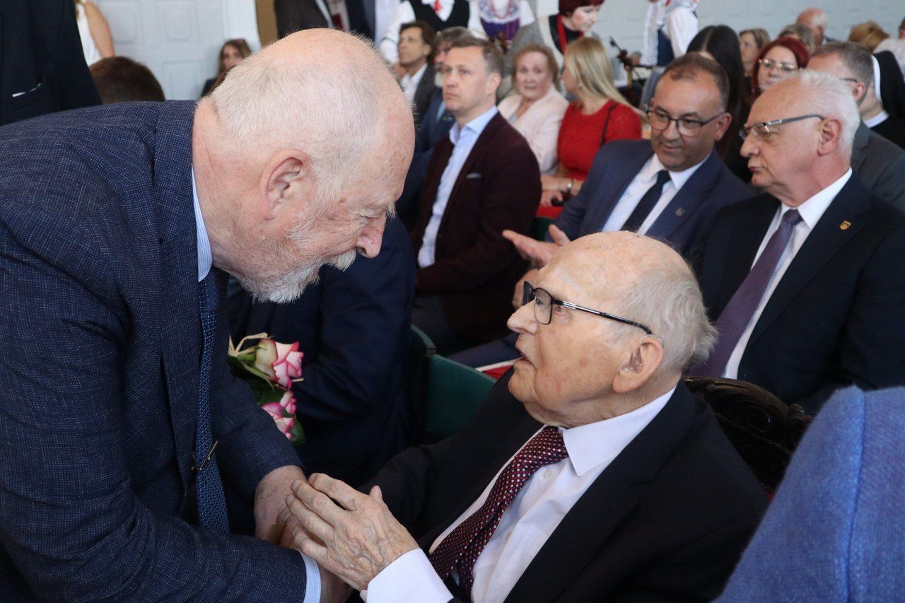 Setne urodziny obchodził człowiek - legenda: dr Stanisław Jędraś. W Zespole Szkół Ekonomicznych w Lesznie zorganizowano piękny koncert