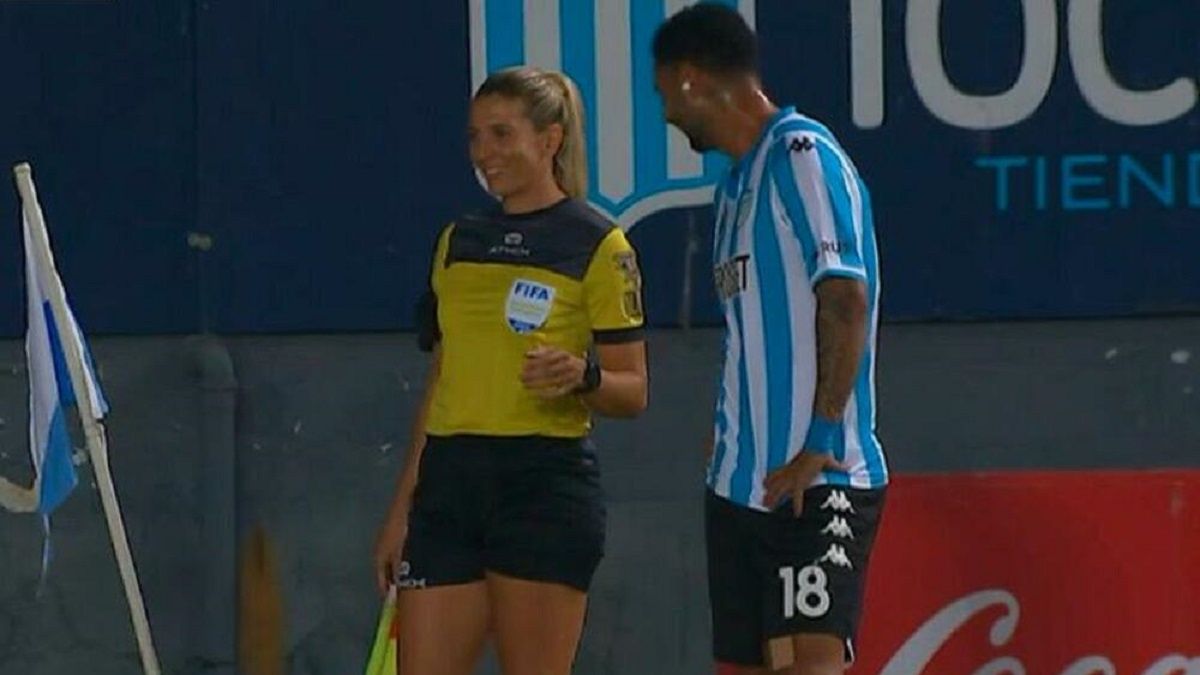 Edwin Cardona w czasie rozmowy z asystentką sędziego