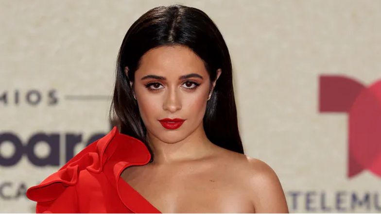 Camila Cabello prezentuje nogi na czerwonym dywanie