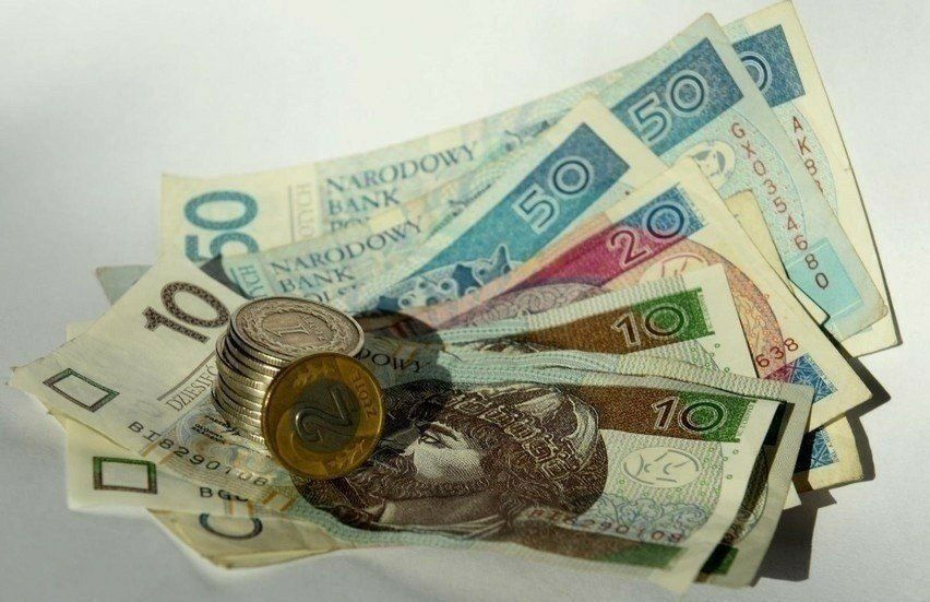 ↓ CHCESZ ZOBACZYĆ RESZTĘ ZDJĘĆ, PRZEWIŃ W DÓŁ ↓Pełne świadczenie w wysokości 500 zł przysługuje osobom, których dochód nie przekracza 1 919,33 zł. Jeśli dochód wynosi od 1 919,34 zł do 2 419,33 zł, kwota świadczenia jest pomniejszana o różnicę między tymi wartościami w oparciu o zasadę „złotówka za złotówkę”. 
