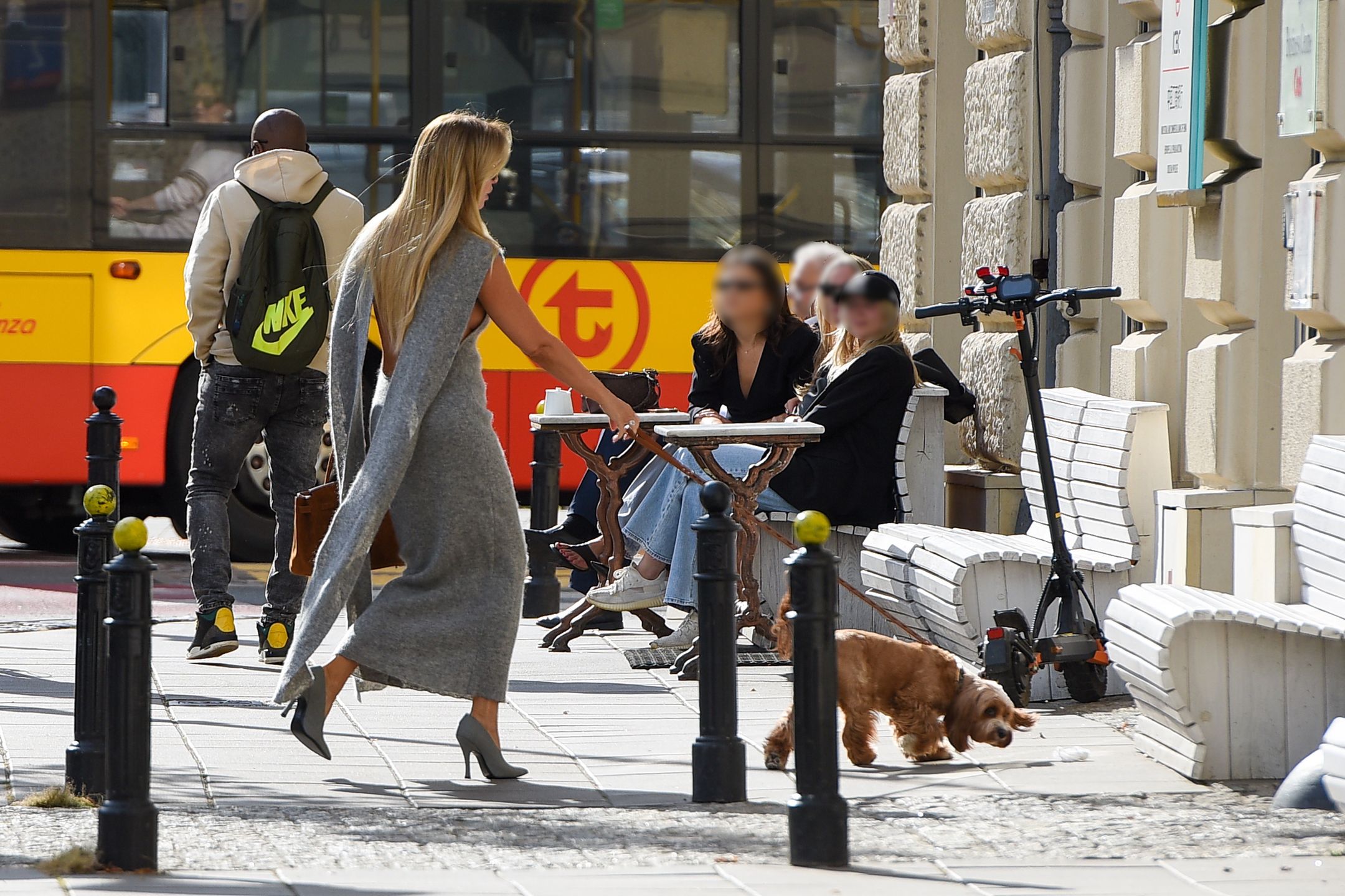 Joanna Przetakiewicz na spacerze z psem