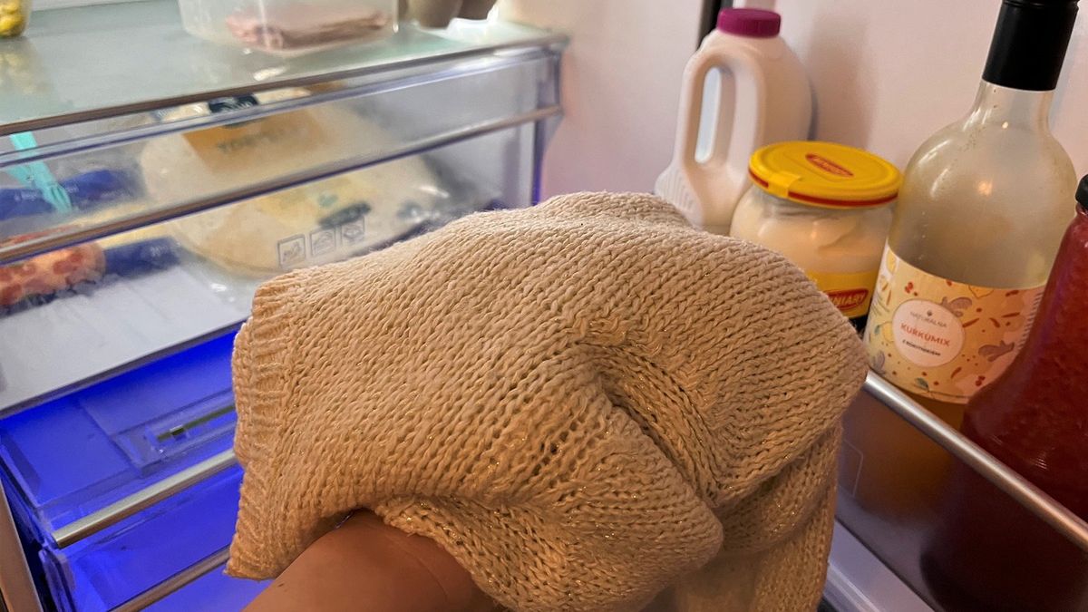 Sfilcowany sweter możesz uratować domowym sposobem.