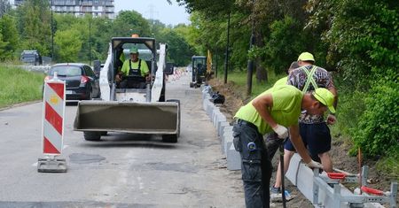 Drogowcy wymieniają krawężniki, kierowcy stoją w korkach. Deweloper remontuje Kraśnicką, Nałęczowską i Głęboką na własny koszt