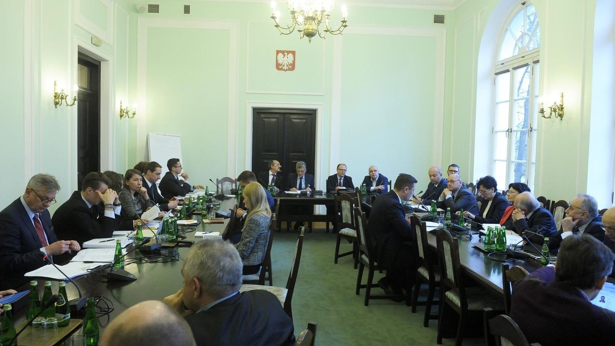 Zakładanie zespołów parlamentarnych to nowa zabawa posłów. Jest ich już ponad 200