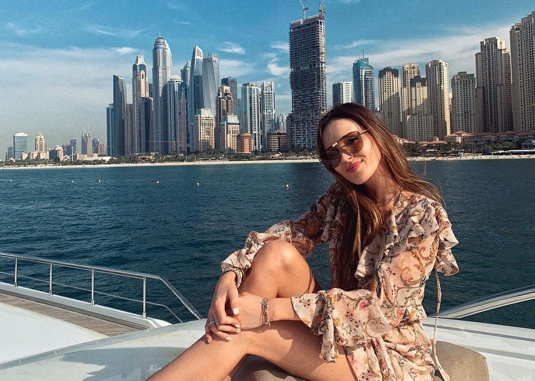 Marina wypoczywa w Dubaju. Zdjęcie w białym kostiumie skomentowała nawet Lewandowska