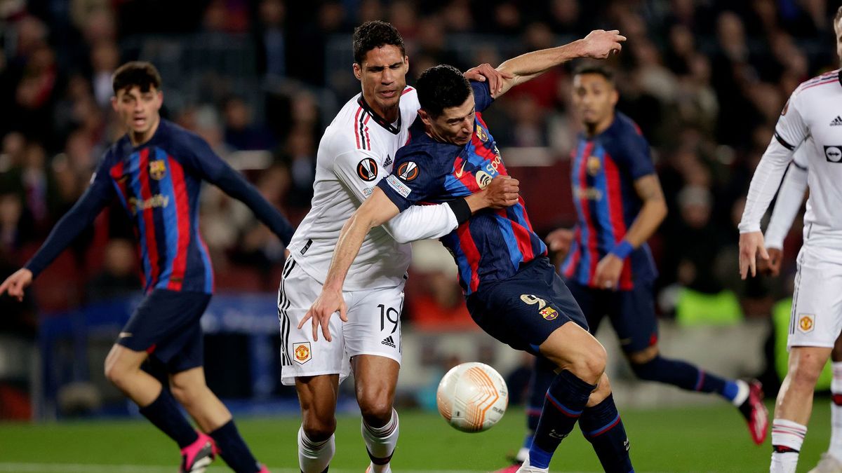 Getty Images / David S. Bustamante/Soccrates / Robert Lewandowski walczy o piłkę