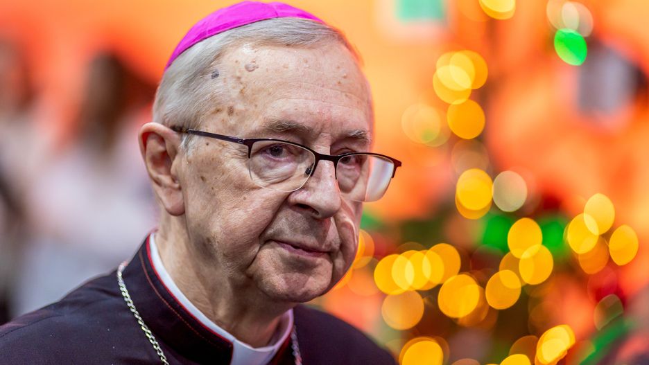 Poznań, 24.12.2023. Przewodniczący Konferencji Episkopatu Polski abp. Stanisław Gądecki na wigilii dla potrzebujących na terenie Międzynarodowych Targów Poznańskich w Poznaniu, 24 bm. (aldg) PAP/Paweł Jaskółka