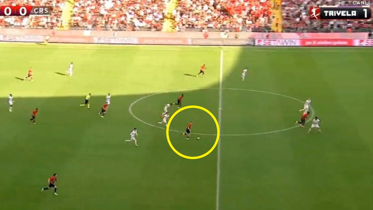 Twitter / x.com/goalstv2 / Na zdjęciu: asysta Kacpra Kozłowskiego w meczu tureckiej Super Lig