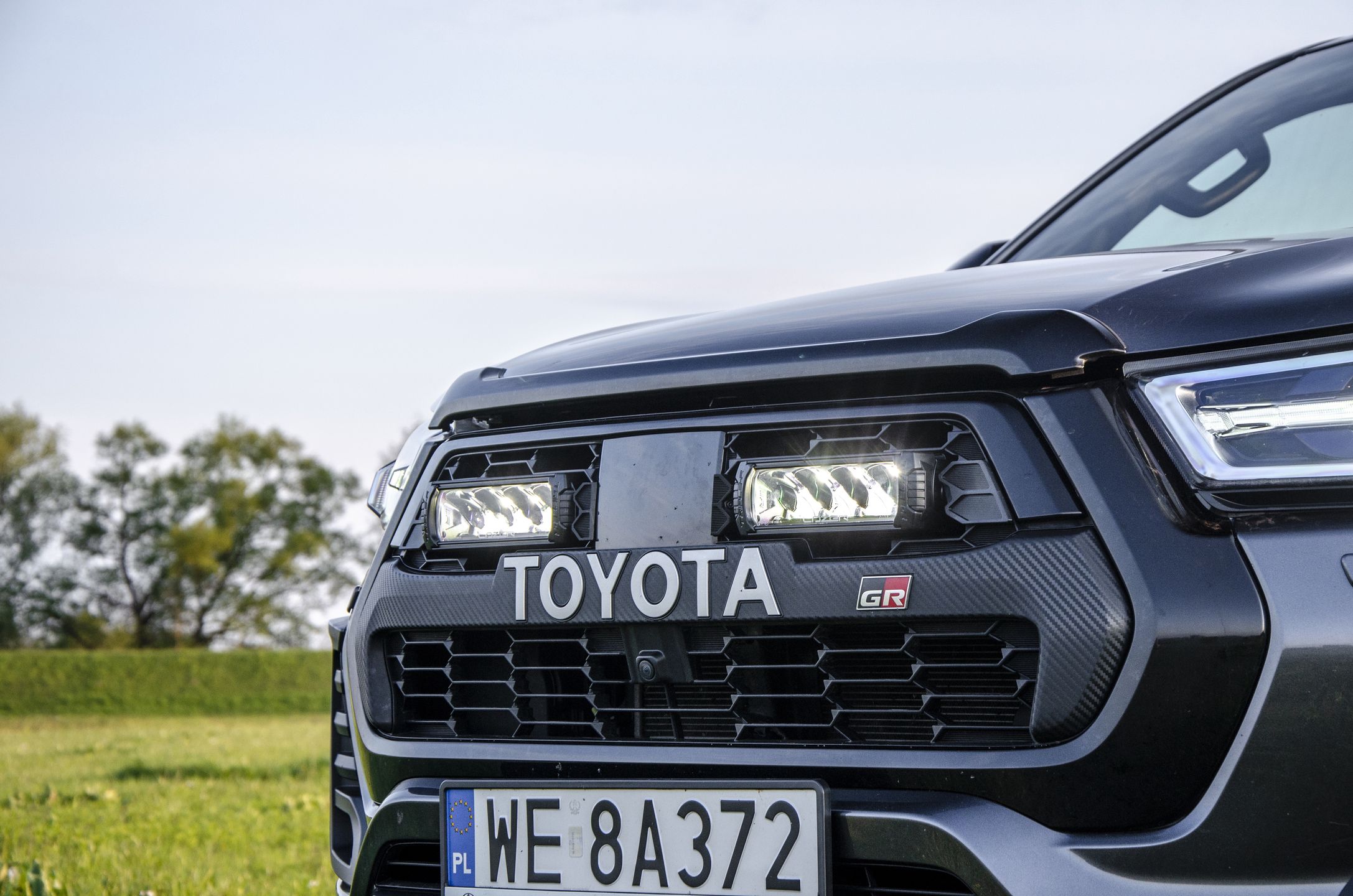 Dodatkowe oświetlenie wkomponowane w grill