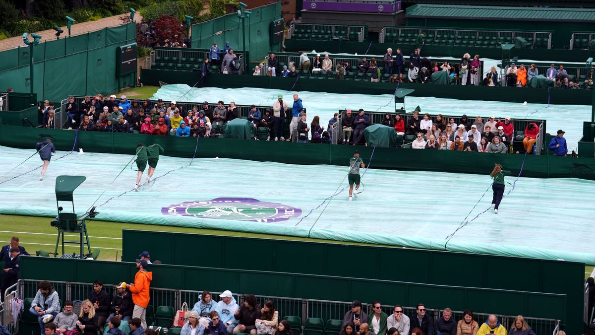 Getty Images / Jordan Pettitt/PA Images / Na zdjęciu: rozkładane plandeki na kortach Wimbledonu 