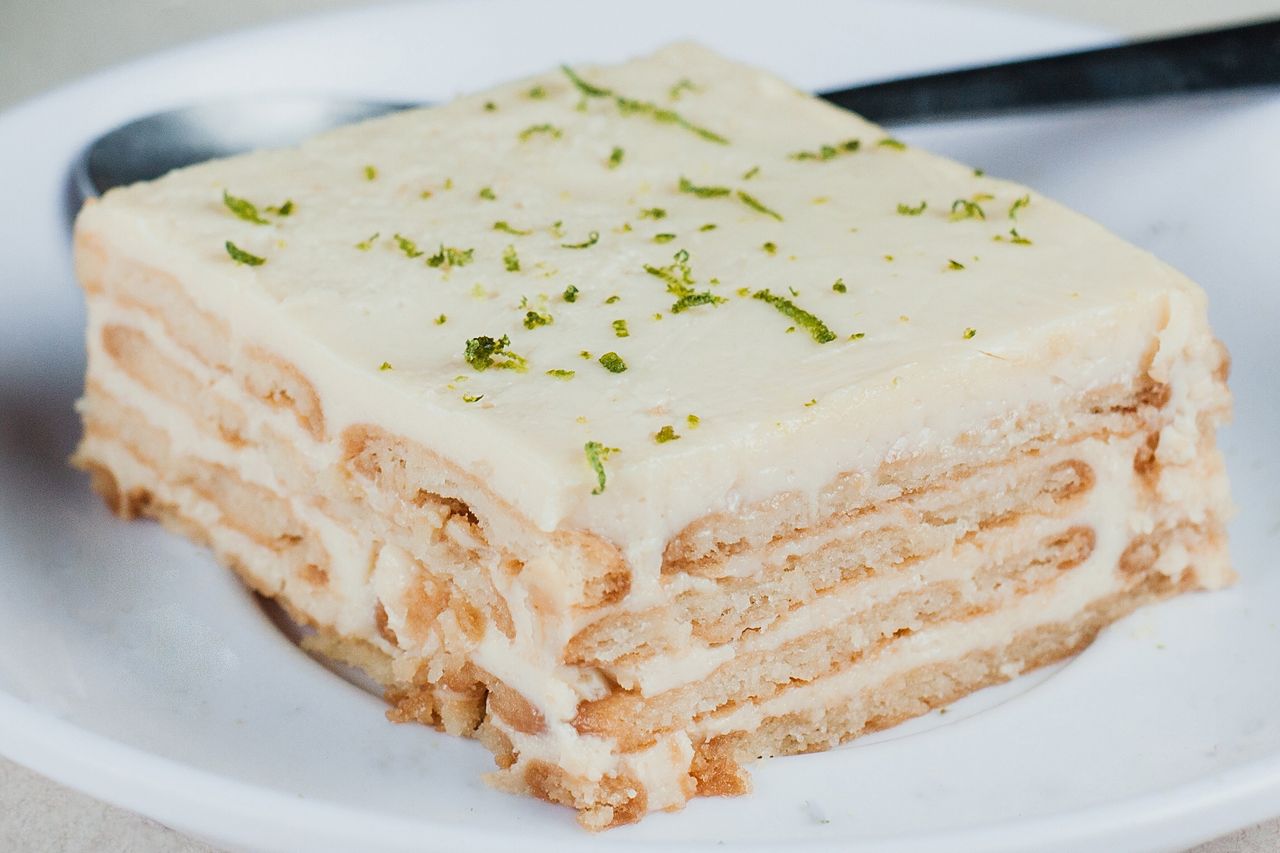 A no-bake delight: Creamy layers with biscuits and caramel