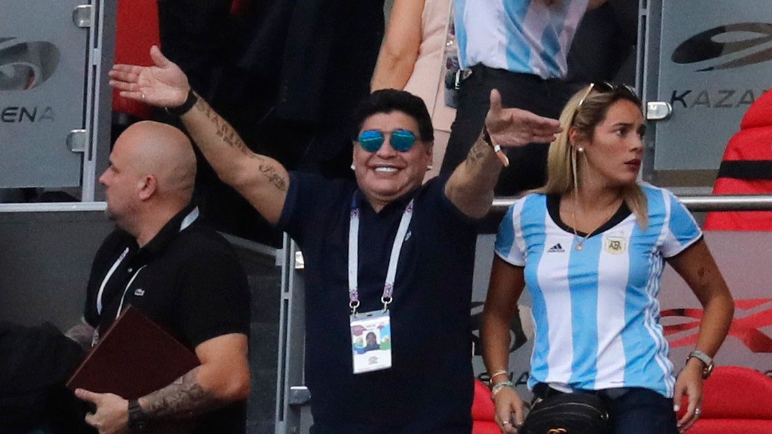 PAP/EPA / FELIPE TRUEBA / Na zdjęciu: Diego Maradona i Rocio Oliva na meczu z Francją