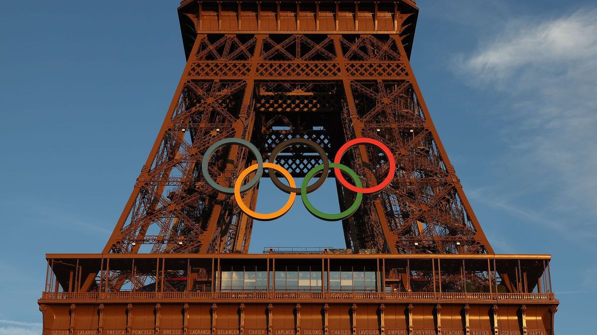 Getty Images / Christian Petersen / Symbol olimpijski na wieży Eiffla  w Paryżu