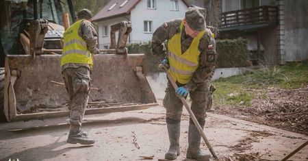Żołnierze ruszyli na pomoc mieszkańcom Kraśnika. Terytorialsi z 2 Lubelskiej Brygady Obrony Terytorialnej pomagają usuwać skutki nawałnic