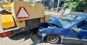 Wypadek w centrum Wrocławia. Samochód osobowy wjechał w koparkę