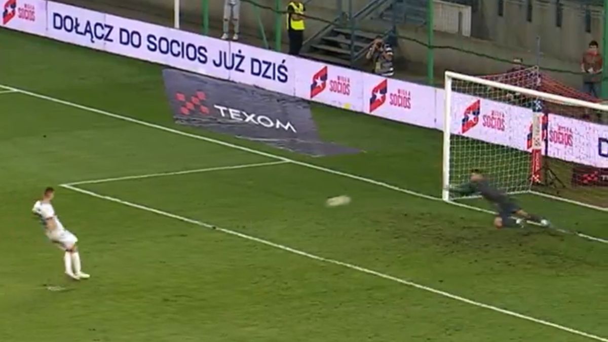 Twitter / Polsat Sport / Na zdjęciu: Kamil Broda broni karnego