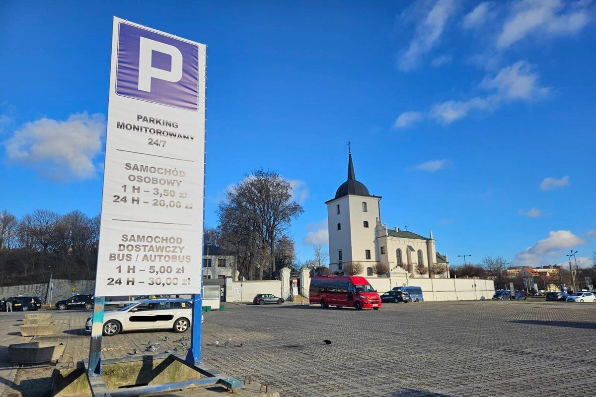 Płatny parking MKK w miejscu placu odjazdów busów przy starym dworcu PKS przy al. Tysiąclecia / ul. Cerkiewna