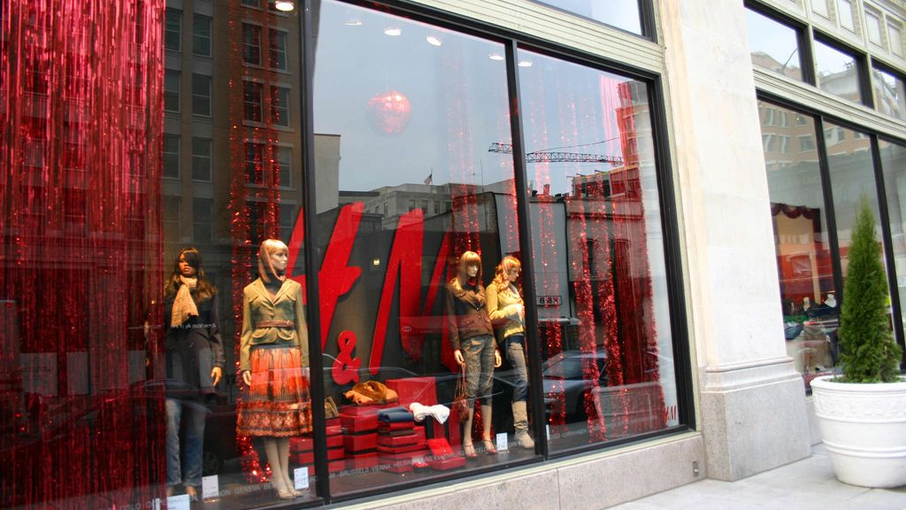 Prócz ciuchów do pieca trafiały również sprzedawane w sklepach sieci dodatki i biżuteria.