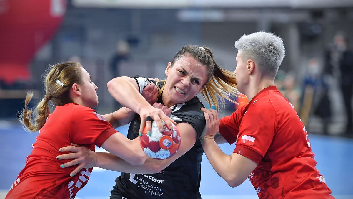 Materiały prasowe / MKS Lublin / Na zdjęciu: Romana Roszak (w środku)