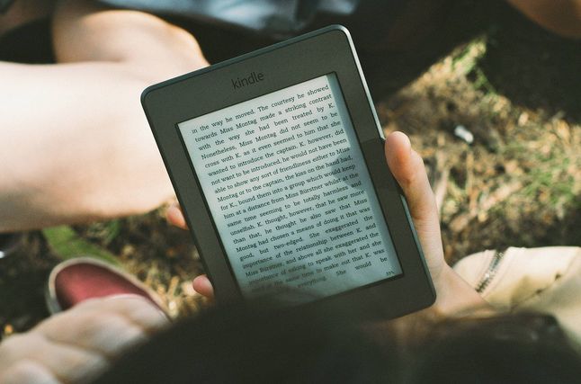 Czytniki e-booków też nie operują na PDF (fot. Free-Photos, Pixabay))