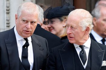 Król Karol III odwiedził Sandringham. Tam mieszka Andrzej Windsor