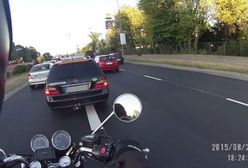 Motocyklista mknie pomiędzy autami. Zatrzymuje go niespodziewana blokada