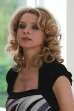 Urszula Grabowska z walizkami na progu
