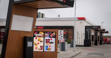 Tankowanie i zamawianie jedzenia bez wysiadania z auta. Pierwsza taka stacja paliw w Polsce