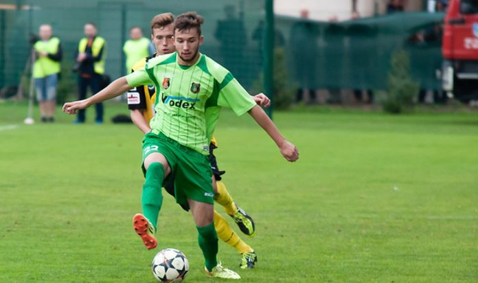 Lider strzelców II ligi przy piłce