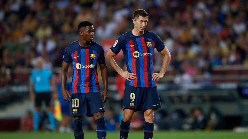 Getty Images /  Jose Breton/Pics Action/NurPhoto / Na zdjęciu: Ansu Fati i Robert Lewandowski