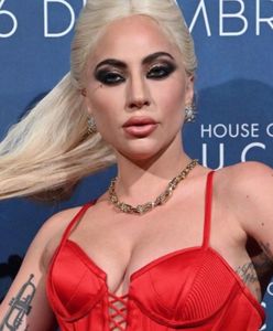 Lady Gaga odsłoniła dekolt. W czerwonej sukni z gorsetem wyglądała jak inna znana postać