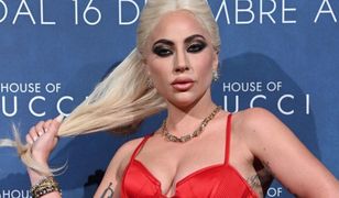 Lady Gaga odsłoniła dekolt. W czerwonej sukni z gorsetem wyglądała jak inna znana postać