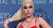Lady Gaga odsłoniła dekolt. W czerwonej sukni z gorsetem wyglądała jak inna znana postać