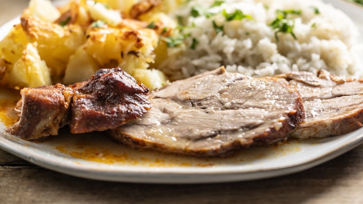 Pieczona karkówka z ziemniakami i surówką