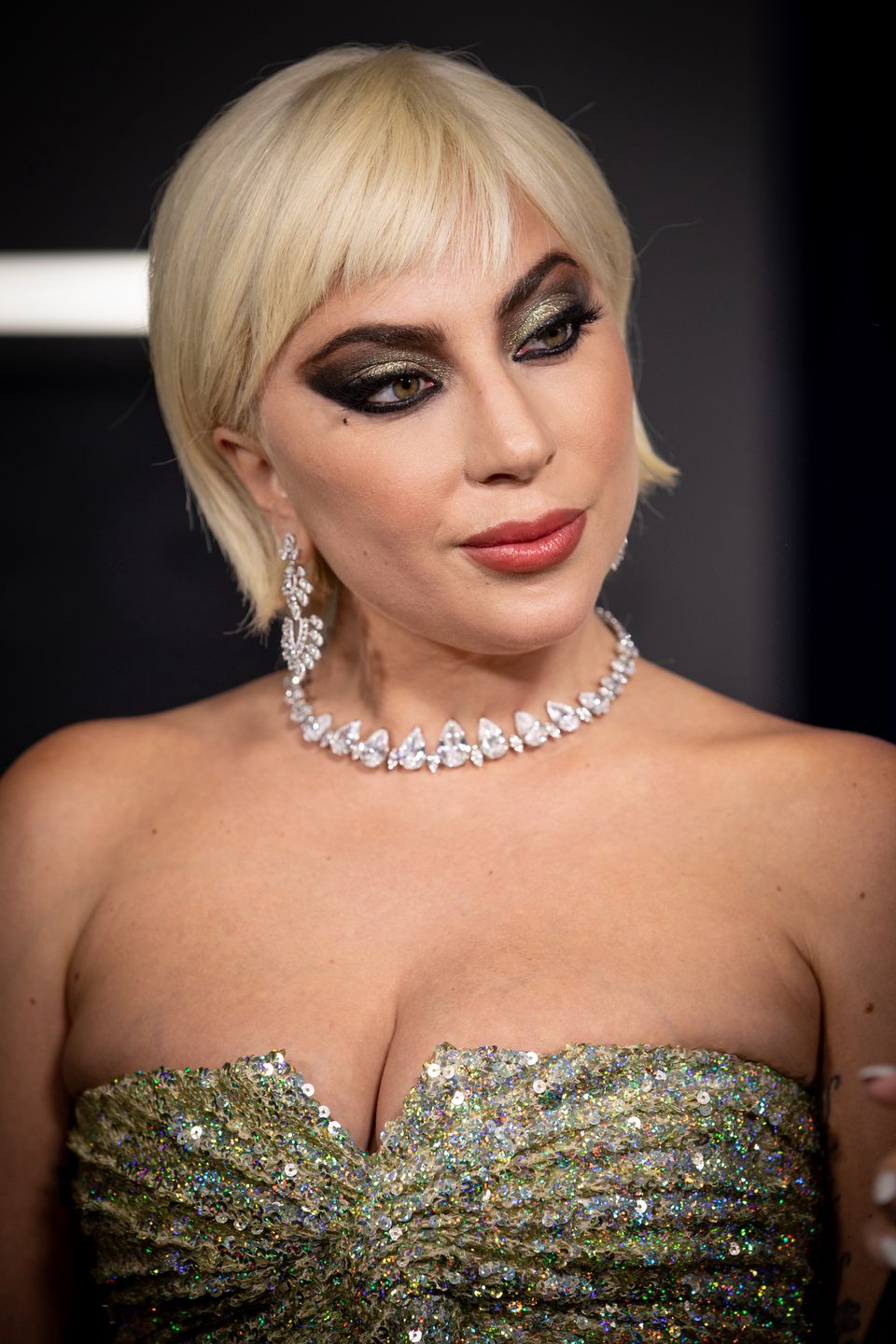Lady Gaga bryluje w kreacji Versace na premierze "House of Gucci" w Los Angeles