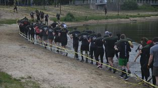 Błoto, ściany i liny. Ponad 50 przeszkód i tysiące uczestników. Runmageddon wrócił do Warszawy