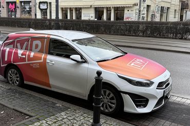Samochód ekipy reporterskiej TVP