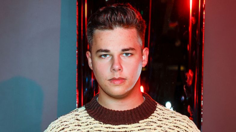 Allan Krupa pozuje w stylizacji za 60 tysięcy złotych