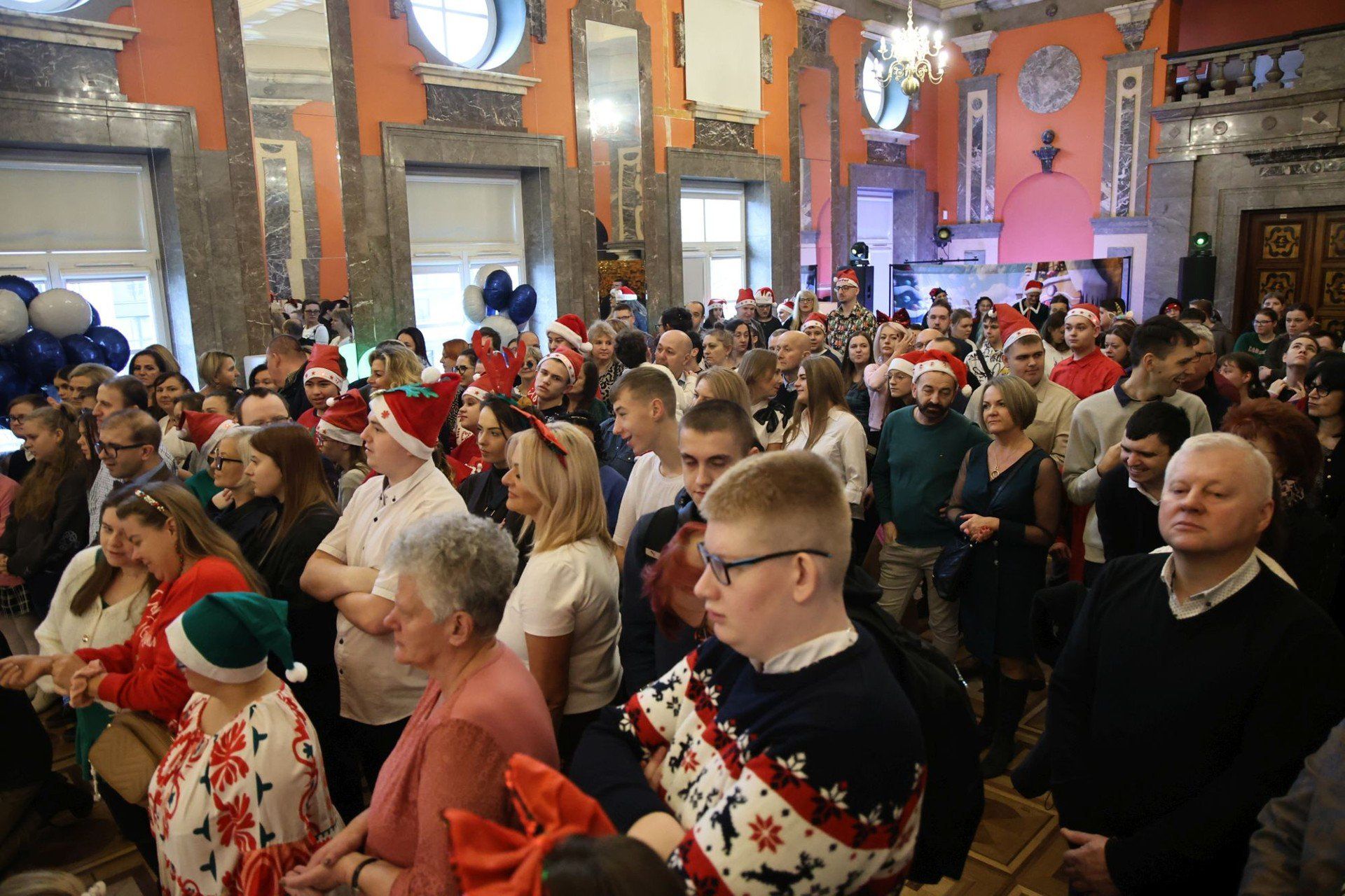 Na uczestników czekały konkursy, występy artystyczne oraz mnóstwo okazji do wspólnego tańca. 
