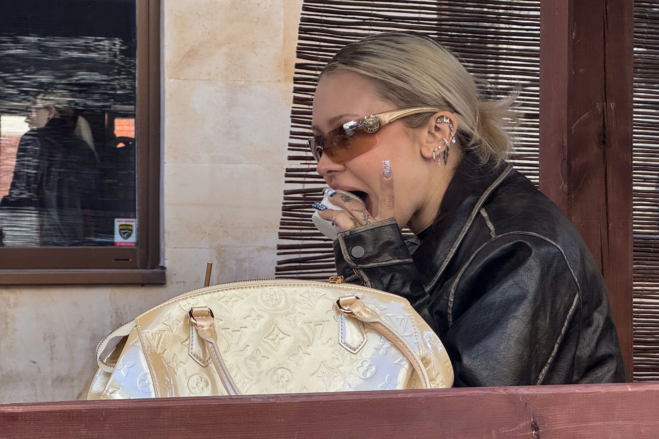 Odpicowana Lila Janowska stołuje się w modnej knajpce