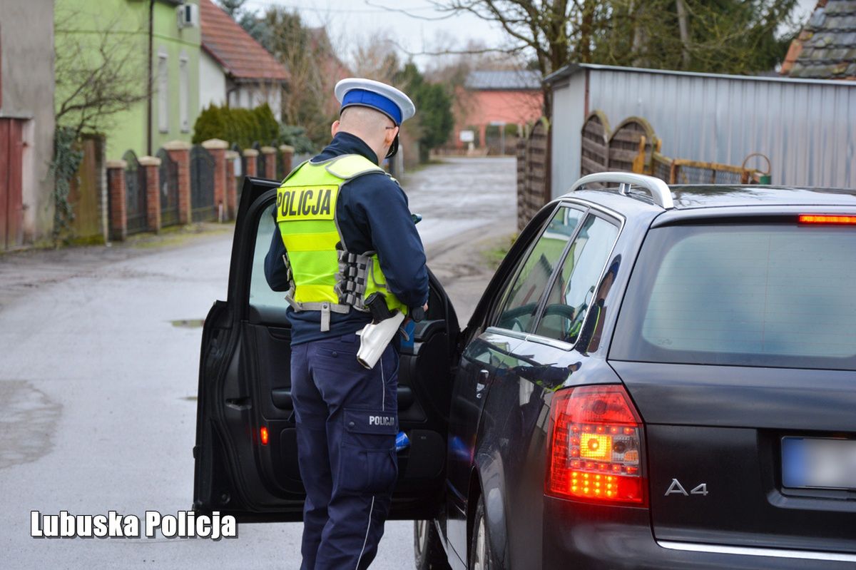 Wpaść można podczas kontroli policji. Ale karę można dostać też za auto stojące w garażu