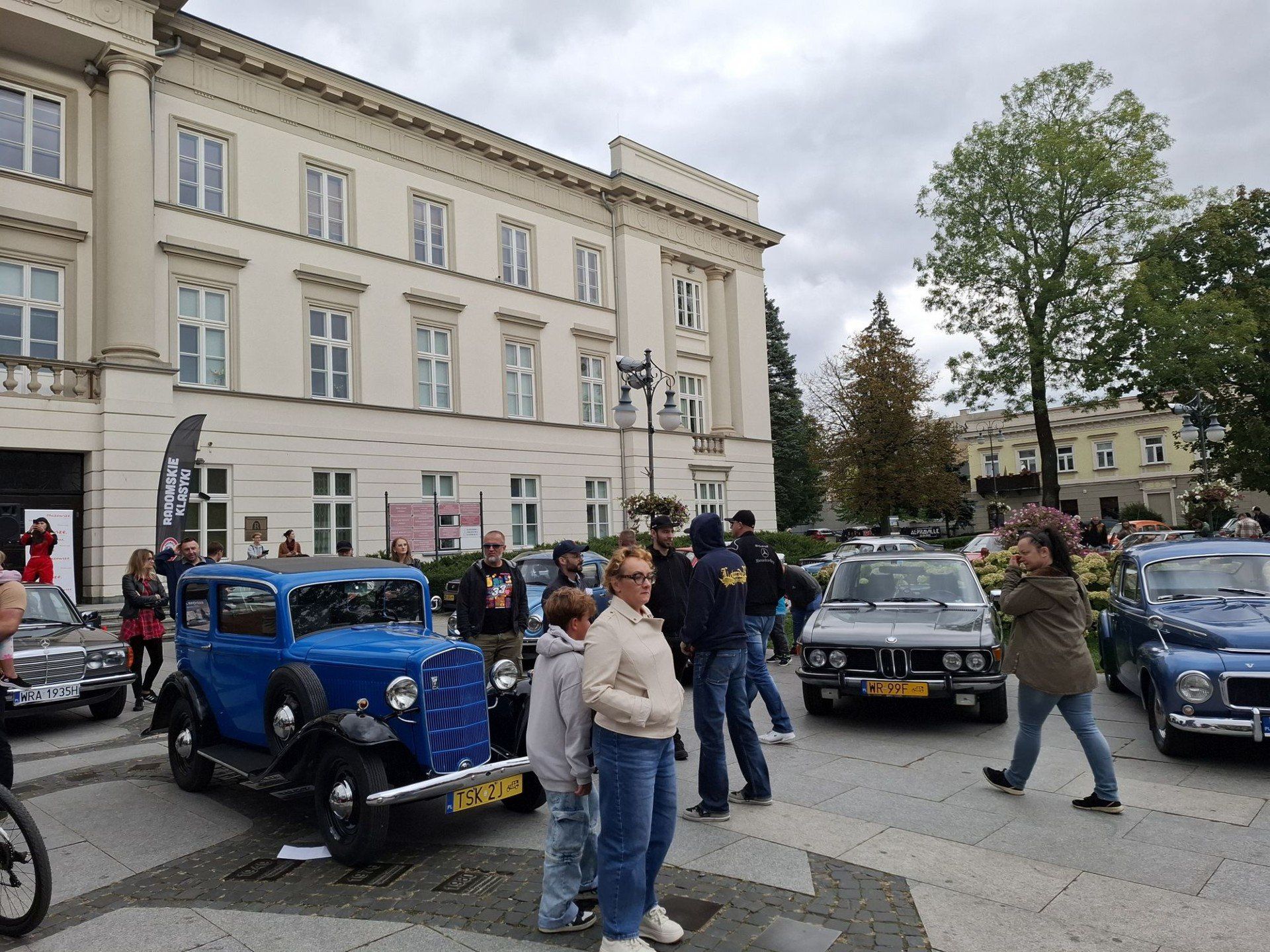 W niedzielę na Placu Corazziego w Radomiu można było oglądać kultowe modele aut znane z polskich dróg.