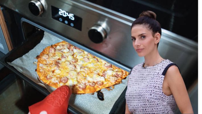 Pizza na migdałowym spodzie