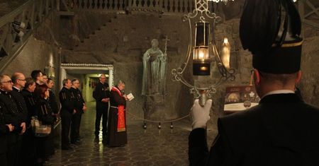 Wieliczka: Droga Krzyżowa 100 metrów pod ziemią